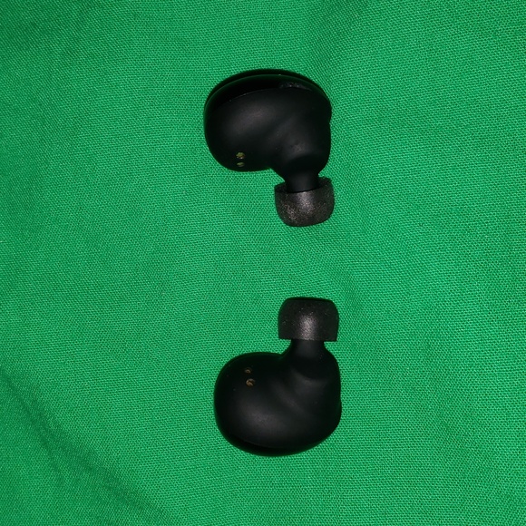 Iyesku True Wireless Bluetooth Earbuds Black with Charging Case and USB Cable - Picture 4 of 6